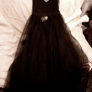 Fantastisk Vacker Svart Aftonklänning - Fantastisk Vacker Svart Aftonklänning.Använd endast två gånger och är i mycket bra skick.Storlek 34/XS. 