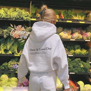 Have a good day hoodie  - Säljer denna fina hoodie eftersom jag har en exaxt lika dan fast en stl mindre. Denna är alltså helt oanvänd och lappen är kvar. Hoodien är ganska tunn i materialet men perfekt nu inför sommaren🤩 Den är som sagt oanvänd men önskas egna bilder med den på kan jag fixa det💫💫
