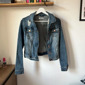 Jeansjacka storlek S - Fin jacka som har stretch i sig, skulle rekommendera för en person med S men i och med stretchen kan man ha den om man är M. 