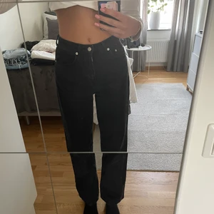 NA-KD Jeans - Svarta jeans från NA-KD. Knappt använda och i fint skick. Mjukt och fint jeans material. Modellen heter ”ekologiska denim med hög midja och vida ben”. Ny pris 529kr. Passar mig som är 172 cm lång!