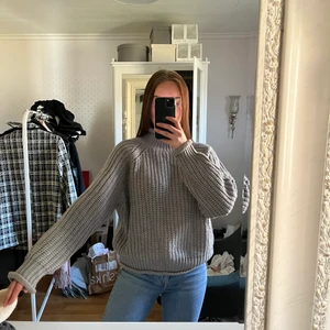 Grå stickad - Knappt använd från nakd💗 