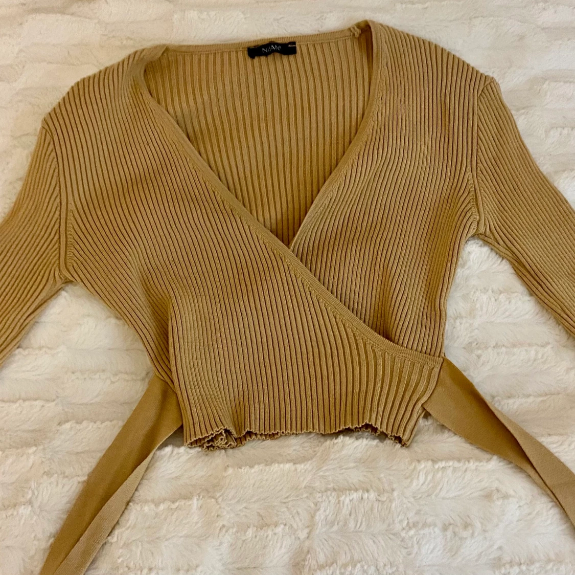 Topp med knytning i midjan