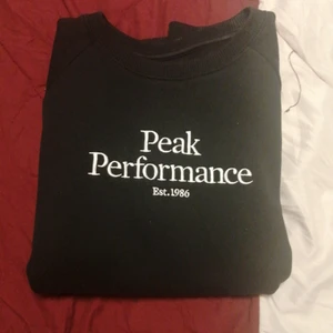 Peak Performance svart långärmad t-shirt - Är i storlek 150 och är gjord för kvinnor. Kostade 600 när jag köpte den. Köpte denna tröja för ca ett halvår sedan men har vuxit ur den. Kommer att tvätta och stryka tröjan innan den ska ges till kunden :) 