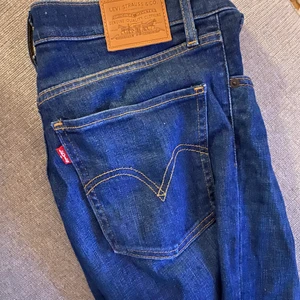 Levis st 28 - 180 kr levis i storlek 28