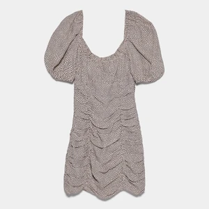 Slutsåld zara klänning - Superfin zara klänning som inte går att köpa längre den sitter superfint på, knappt använd. Kan få ner i pris och skriv för att få flera bilder💕💕 