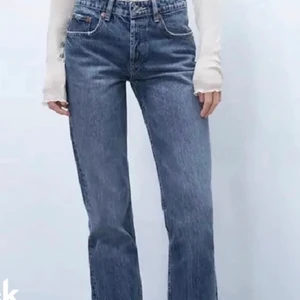 Jeans - Säljer dessa nästan helt oanvönda populära Mörkblåa zara jeansen i st 36. Säljer för 300kr + frakt 💜
