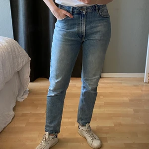Jeans från Bikbok - Blåa jeans från bikbok. ”Momfit” med midrise midja.