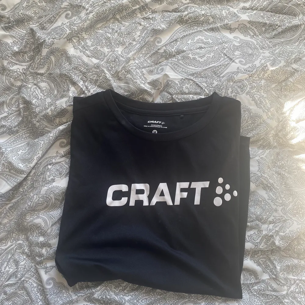 Träningst-shirt från Craft i storlek M, fint skick. . T-shirts.