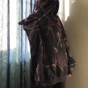 Playboy hoodie  - MISSGUIDED X PLAYBOY kollektion hoodie. Köpte denna för några år sen. Har blekt den själv. Frakt tillkommer