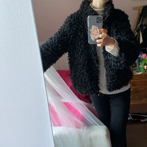 Svart pälsjacka - Riktigt mysig och rejäl pälsjacka, perfekt för vårkvällar!!!😇💕💕💕