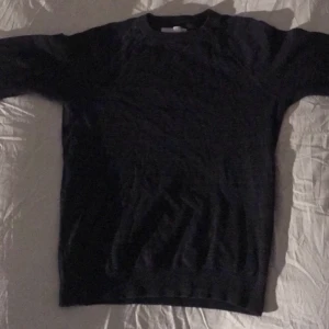 Mörkblå tröja - Enkel mörklå tröja. Nyskick