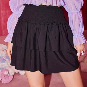 Kort volangkjol - Helt ny och oanvänd volangkjol, den var stor i storleken och bredare än vad jag trodde så därav säljer jag. Storlek M men då den var väldigt stretchig så passar nog L bättre. Inte för kort alls. Köparen står för frakt 🤍