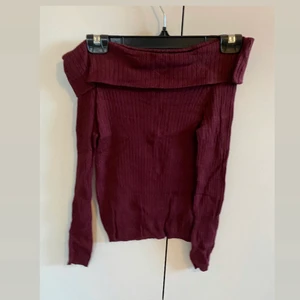 Off-shoulder tröja  - Fin vinröd tröja i off-shouldermodell. Fint skick. Köparen står för frakt. 