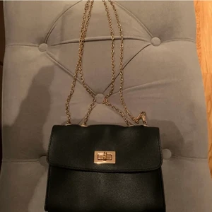 Axel och hand väska helt ny  - Flyttbar kedja köpt för 400kr