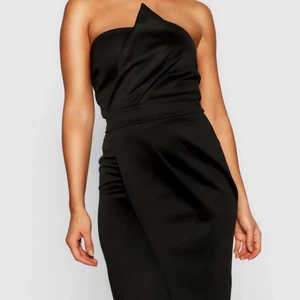 Svart klänning med slits  - En jätte fin lång klännign som hade passat till bal eller finare tillfälle! Stretchiga och super skön<3