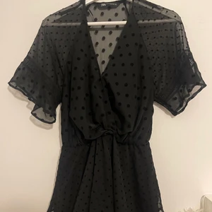 Volang klänning - Perfekt klänning till vår/sommar. Storleken beskrivs som Xs men skulle absolut säga att den passar för s-m också. Ordinarie pris -599 🌸