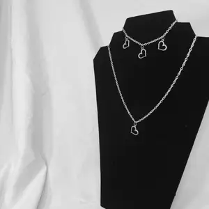 Silverfärgat smycke med motiv av hjärta! Halsband och armband☺️ halsband: 99kr armband: 79kr