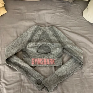 Gymshark Crop topp - Gymshark tränings crop topp i stl xs/s, använd ca 3 gånger, varan är i bra skick, säljs då den är för liten för mig. (Lånade bilder från gymsharks hemsida) egna bilder kan skickas! Ordinarie pris 450kr