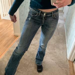 Super snygga lågmidjade jeans!! 😍 Vet tyvärr inte märket. Köparen står för frakt. 📦 Jag är 169 cm. Strl 34/36