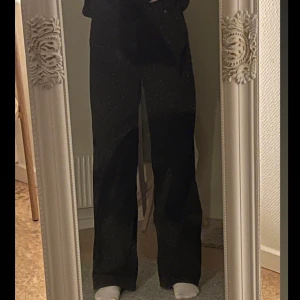 Straightleg jeans - Svarta jeans från Monki. Knappt använda. Köparen står för frakt på 66 kr. 