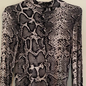 Topp från Ginatricot, storlek Xs - Topp från Ginatricot, storlek Xs. Använd någon enstaka gång, ändå stor för sin storlek! 