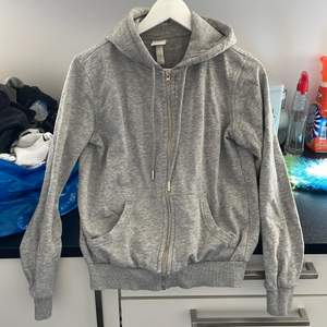 Säljer denhär gråa zip hoodien från hm