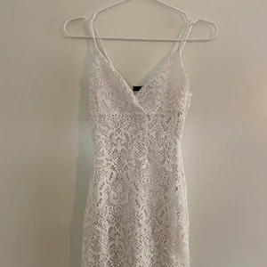 Klänning från BikBok, storlek S - Klänning från BikBok, storlek S. Använd någon enstaka gång! Den sitter tight men den motsvarar sin storlek👍🏼