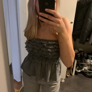 Volangtopp! - Säljer min supersöta gråa volangtopp!! Köpt på Hollister för några år sedan men är nästan helt oanvänd! Skriv för fler frågor!❤️