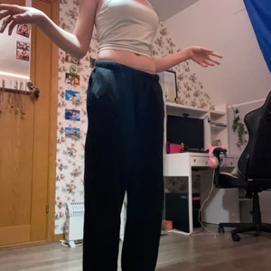 sköna svarta mjukisbyxor - ett par RIKTIGT SKÖNA mjukisbyxor från lager 157 storlek s. jag tycer att dom e ganska så korta för mina ben men de kanske e för att mina ben e ganska så långa xD