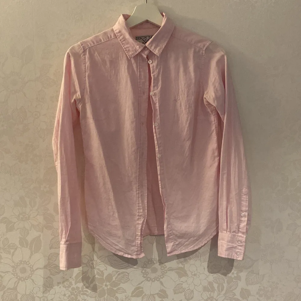 Söt rosa skjorta använd 2 gånger . Skjortor.