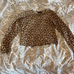 Säljer denna super fina tröjan i leopard mönster och denne i super sick 💕säljer den för att den är för liten och kommer inte till användning ❤️