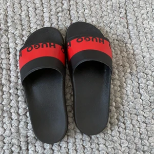 Hugo boss tofflor - Jag säljer Hugo boss tofflor som jag köpte i en Hugo boss affär i stan och jag har använt tofflorna ett par fåtal gånger,köpte de för 659 och man får med kvitto 