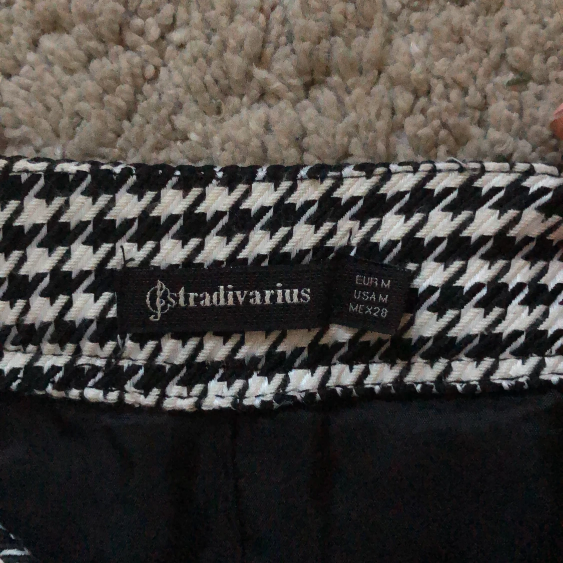 Hundtandsmönstrad kjol från Stradivarius - 91