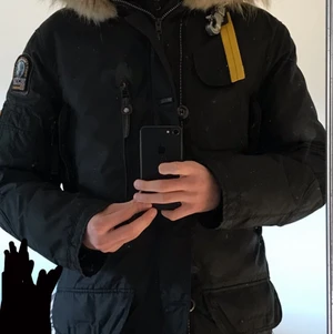 Parajumper jacka storlek M - Den är helt ny, använd bara 1 säsong i vintern, inget fel med den, den är äkta, kvittot borta sen jag flyttade, pris kan diskuteras såklart vid snabb affär (nypris runt 10,000kr vid snabb affär kan det diskuteras)