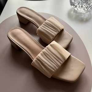 Klacksko  - Beige sandal med liten klack, helt nya. Passar en 39/40. Extremt sköna men inte den stil som jag tänkt mig. 150kr inkl frakt 
