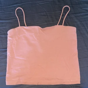 Linne - Ett rosa och ett grått linne från Gina. Båda är i storlek M. Säljer dem för 45kr styck eller 80kr för båda. Köparen står för frakten, spårbart. 