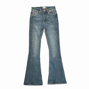 Flared jeans från Lager 157. Storlek S. Bra skick då de är använda 1 gång.