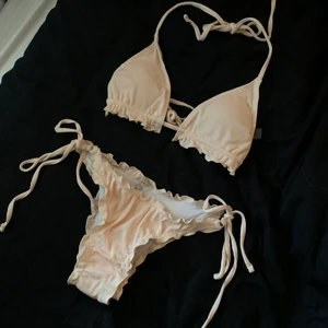 Bikiniset - Helt oanvänt bikini-set från shein i färgen aprikos. Skickas med postens blåa brev om inget annat önskas 