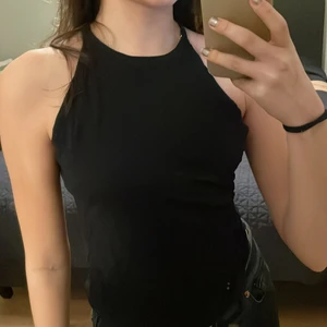 Svart sommarlinne från AZIZ - Ett ”vintage” linne som är perfekt för sommaren och soliga dagar. Toppen är superfin men kommer tyvärr inte till användning. Några mindre defekter (fråga om bilder) men överlag i gott skick och jätteskön att ha på sig. 100% nylon. Se bilder! (Köparen står för frakten)