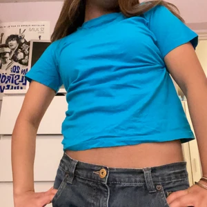 Blå t-shirt - Najs blå t-shirt perfekt till sommaren!! Använde den förra sommaren och det var as najs! Har andra blåa t-shirtar nu så använder inte denna så mycket längre. Köpare står för frakt eller så kan jag möta Sthlm 