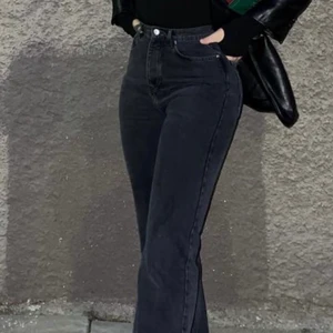 Adsgn jeans - Säljer nu mina snygga adsgn jeans från Alice stenlöfs märke. Färgen är washed black. Jättefint skick men då de var extremt långa har jag lagt upp dem i längden. De passar nu mig som är +-175 lång, så passar personer i den längden. Därav säljer jag de för ett väldigt billigt pris. 