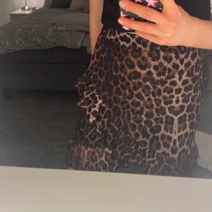 Leopard kjol - Säljer denna fina leopardskjol från Nelly, säljer den då den inte längre kommer till användning. Kjolen tvättas självklart innan den skickas! (Köparen står för frakten) har du några funderingar eller är intresserad så är det bara att höra av sig!💛🖤