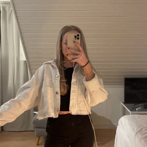 Vit jeansjacka - Säljer denna helt vanliga, croppade jeansjackan från H&M. Den är väldigt bra att ha i vår och sommar då den är simpel och passar till typ allt!☺️  (90kr + frakt)