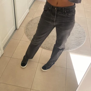 Levis jeans 501 - Snygga mörka levis jeans som är vintage. Storleken är W30 L 32 men passar mig som är 36