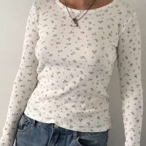Green floral long sleeve top brandy  - Jättefin långärmad green floral top från brandy 🌷(Helt slutsåld på hemsidan) Lagda bud är bindande! 💗