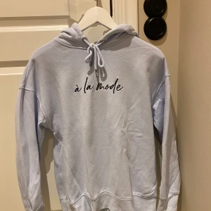 Babyblå hoodie - Babyblå fin hoodie med text. Kan skickas om köpare står för frakt