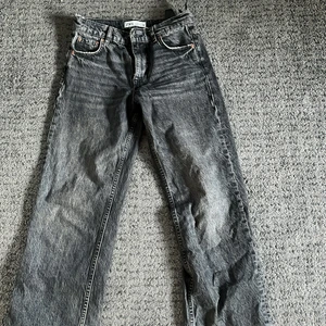 Grå zara jeans - Säljer dessa jättefina zara jeans i gråt. Köpte dom här på Plick men de passade inte mig. Dom är lite utsvängda längst nere och är i bra skick, frakten diskuteras då❤️