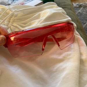 Ett par rosa solglasögon med en 2000s vibe som jag aldrig använder längre 
