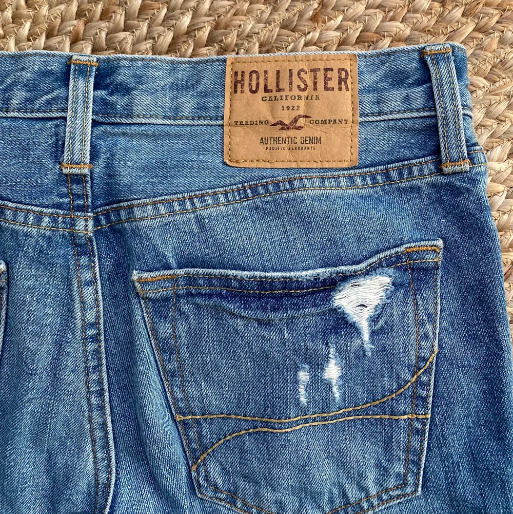 Mått - Innerbenet: 72 cm    Midje/höftmått: 78 cm.     Jättefina hollister lågmidjade jeans!! Strl 30 men dom är förstora för mig som är 162🤩  Annars super kvalite! Kan posta eller mötas upp i Nyköping😇. Jeans & Byxor.