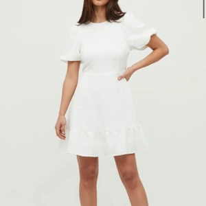 Klänning - Säljer denna superfina populära klänningen från vila som endast är provad då jag beställde hem två storlekar. Perfket till studenten och sommaren💗💗